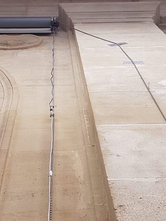 Laptop,Lautsprecherboxen,Webcam an der Wand